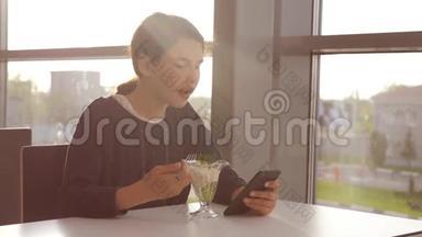机场等待飞机航班.. 十几岁的女孩吃沙拉，看上去像智能手机。 在咖啡馆里上网。 机场候机楼